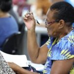 Aulão de redação da Biblioteca Nacional incentiva idosos a voltarem aos estudos