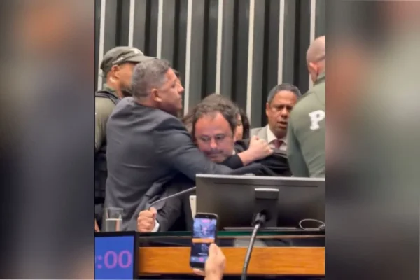 Braço lesionado e paletó rasgado: à PCDF, Glauber Braga detalha dia de fúria na Câmara