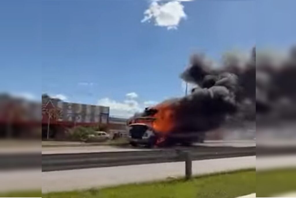 Caminhão pega fogo às margens de rodovia do DF e assusta motorista