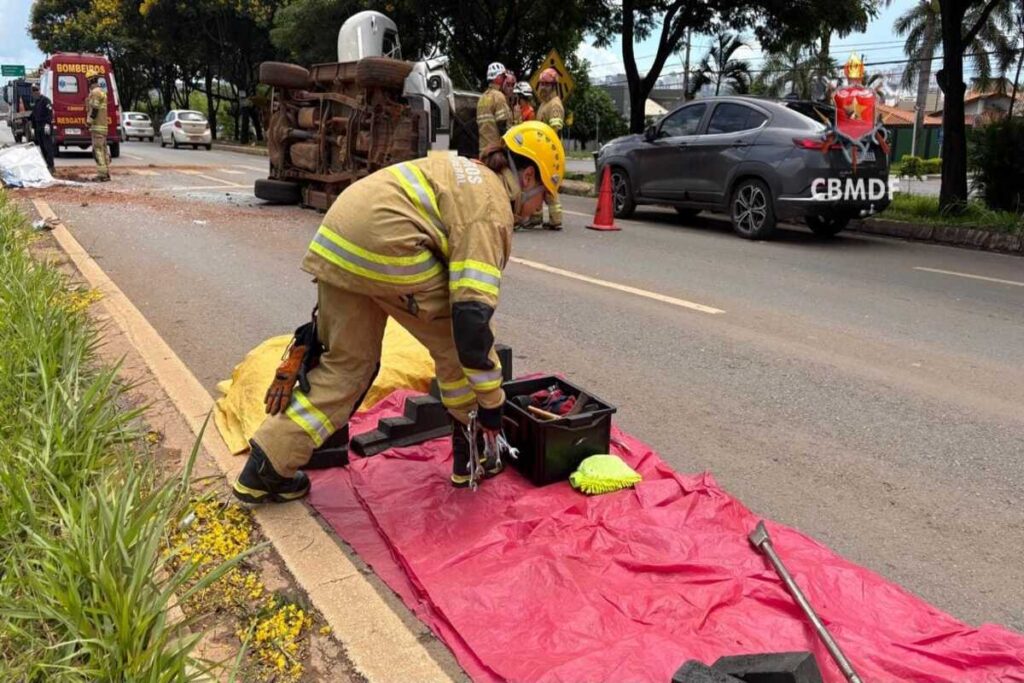 Caminhonete capota e motorista fica preso dentro de veículo no DF