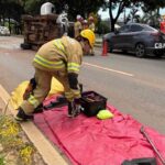 Caminhonete capota e motorista fica preso dentro de veículo no DF