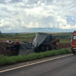 Carreta perde o controle, invade canteiro e capota em rodovia no DF