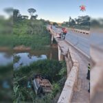 Carro com duas crianças se choca contra mureta e cai de ponte na BR-060