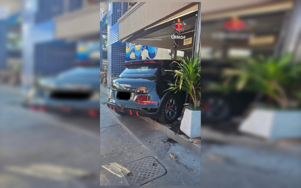 Carro desgovernado invade cafeteria na Asa Norte e mulher fica ferida