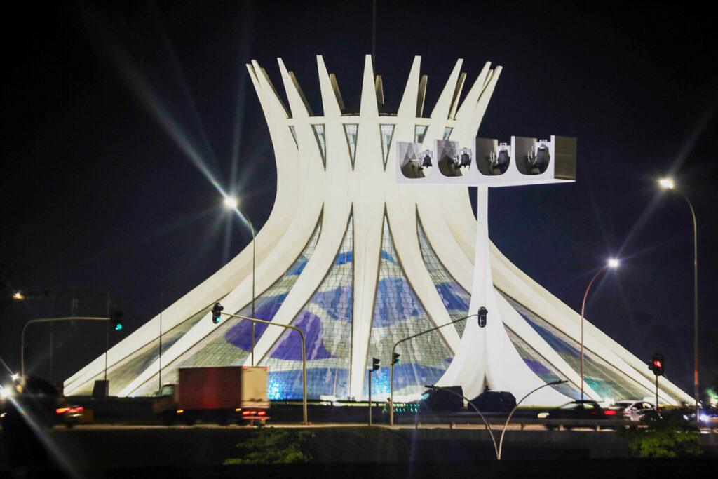 Catedral de Brasília fica no escuro após ser alvo de vandalismo