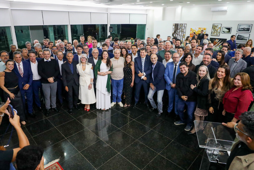 Confraternização marca encontro de Ibaneis Rocha com gestores do DF