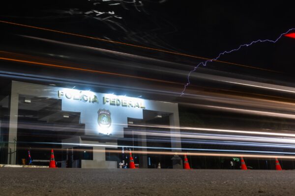 Fotógrafo capta momento exato de raio sobre a PF, onde Bolsonaro está preso