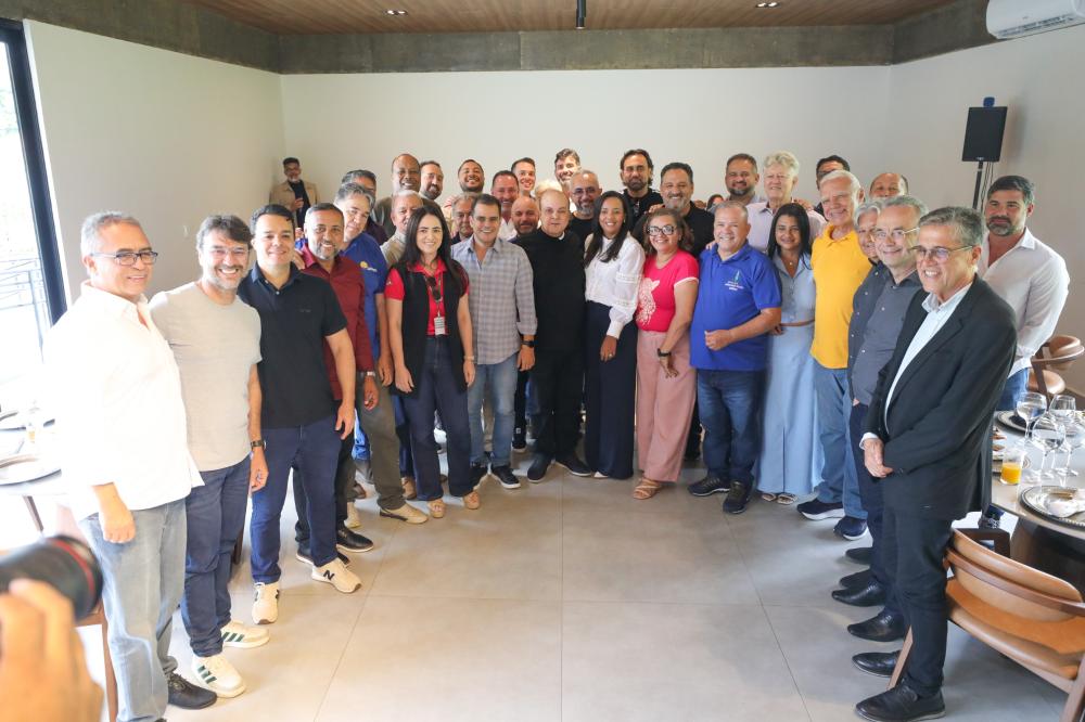 Ibaneis reúne 35 administradores e reconhece papel das RAs na rotina do DF