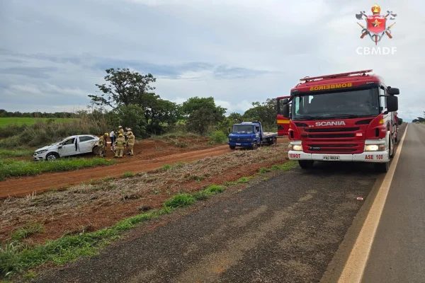 Idosa fica ferida após veículo sair da pista e capotar no DF