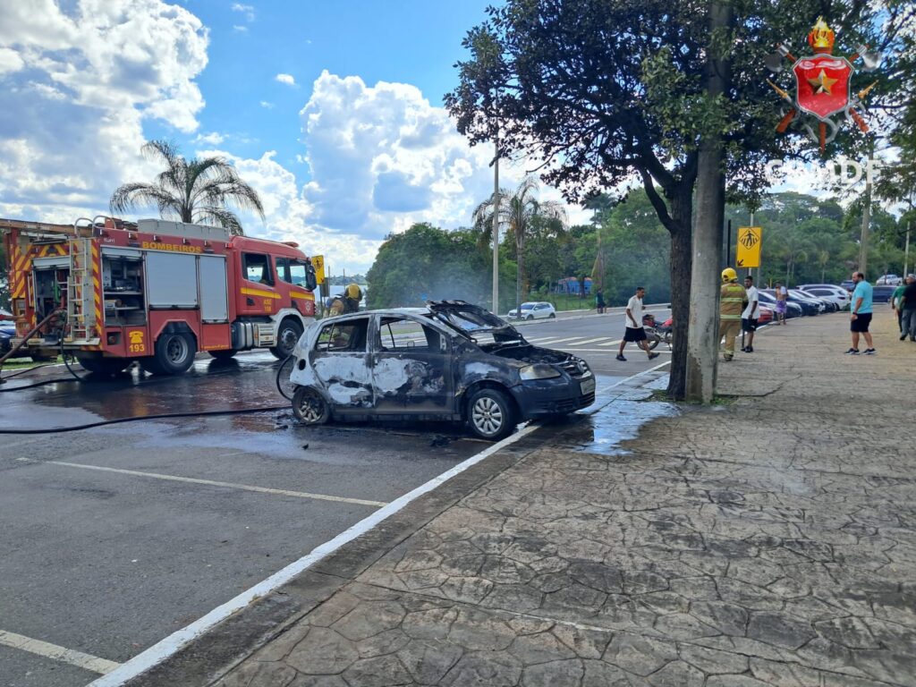 Incêndio em carros mobiliza bombeiros próximo à orla da Ponte JK