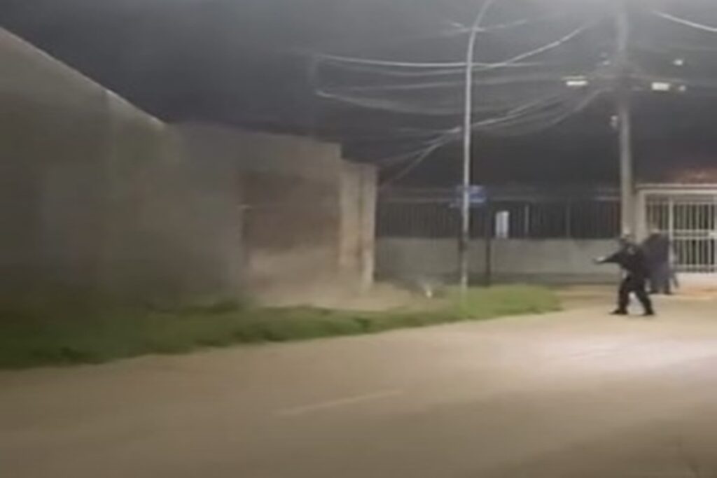 Morador grava PMs atirando e matando pit-bulls que atacaram criança