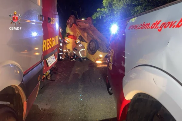 Motorista capota carro e fica preso às ferragens em área nobre do DF