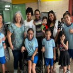 Papai Noel presenteia menina que pediu cadeira de rodas motorizada de Natal