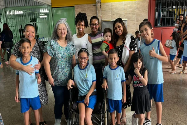 Papai Noel presenteia menina que pediu cadeira de rodas motorizada de Natal