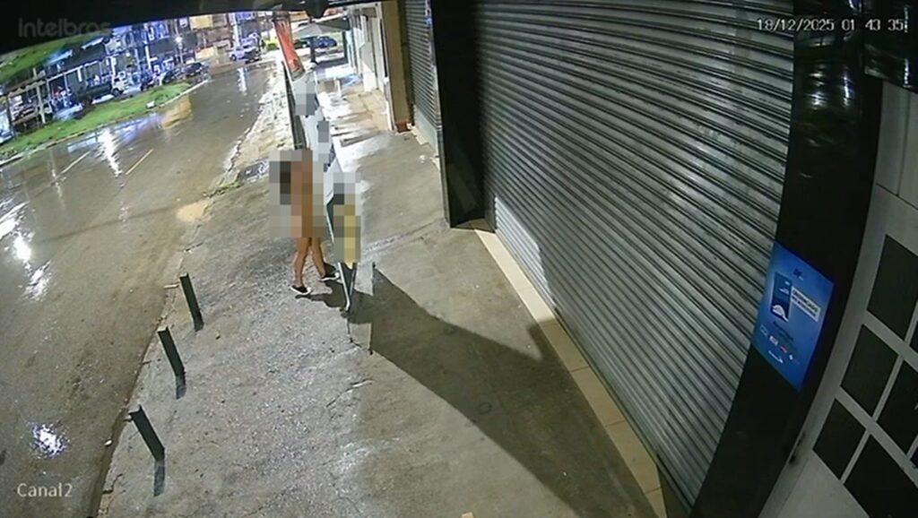 Pelada e de tênis, mulher é flagrada rasgando faixa em loja do DF