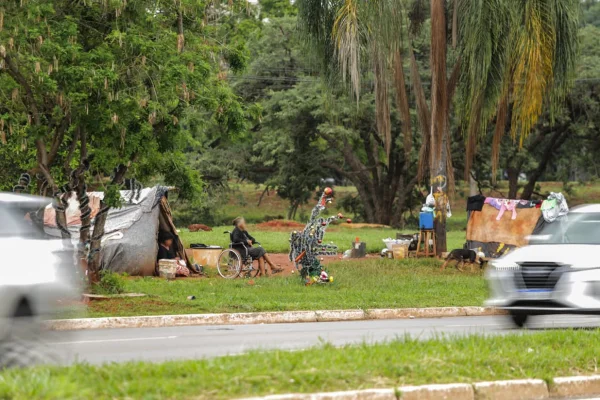 Pessoas em situação de rua se espalham por vias do DF no fim de ano