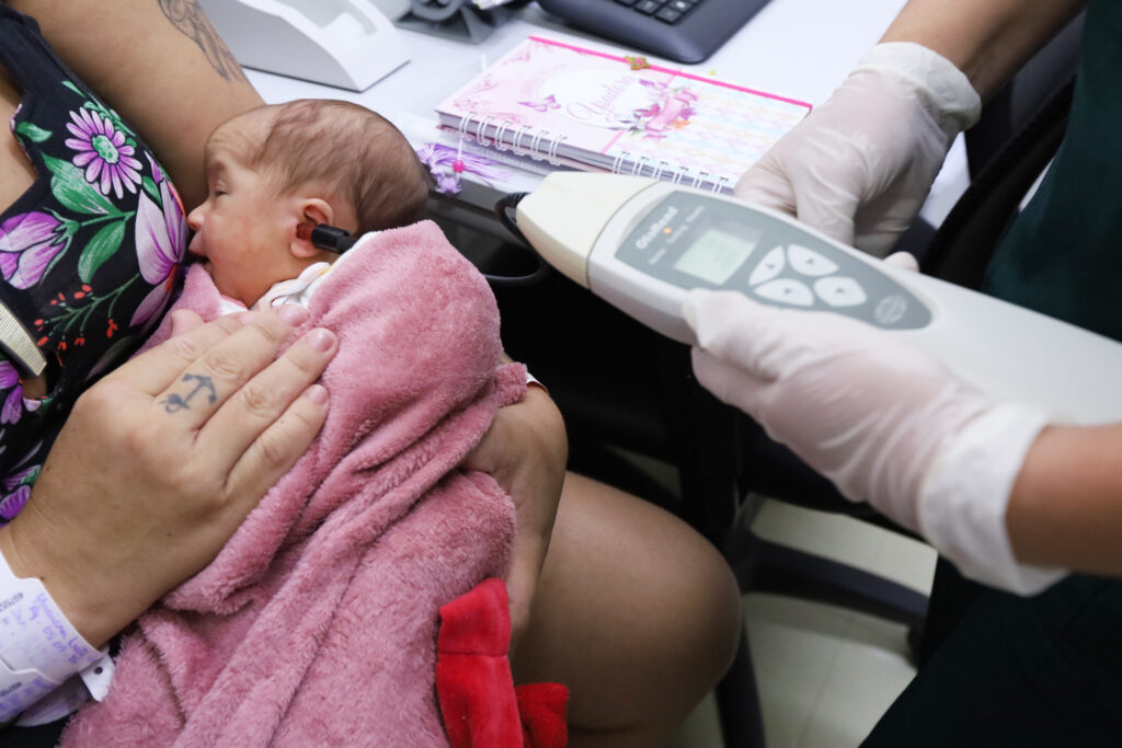 Rede pública do DF lidera cobertura da triagem auditiva neonatal