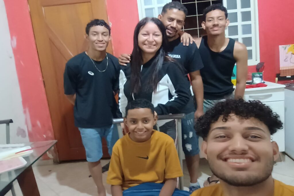 menino esfaqueado após jogo de futebol recebe alta