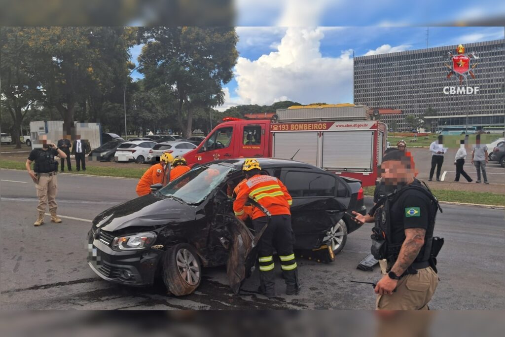 Ambulância bate em cinco carros e deixa duas mulheres feridas no DF