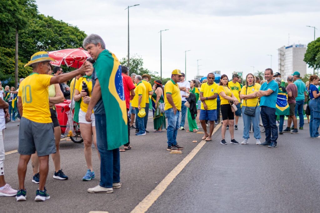 Ato convocado por desembargador reúne apoiadores de Bolsonaro no DF