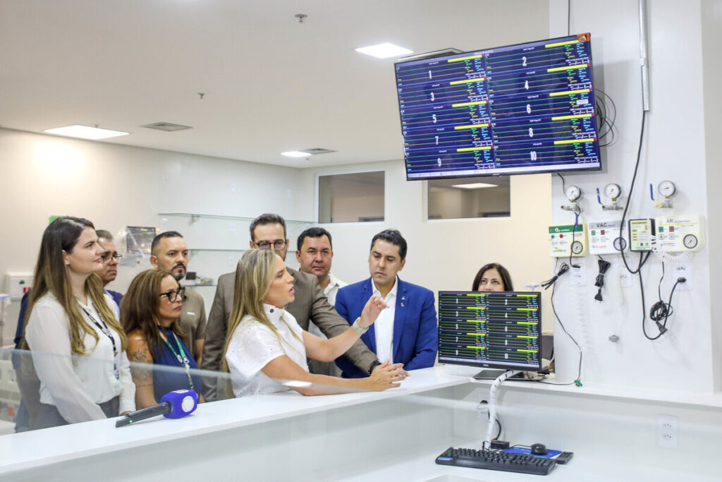 Celina reinaugura UTI e entrega equipamentos para hospital no Paranoá