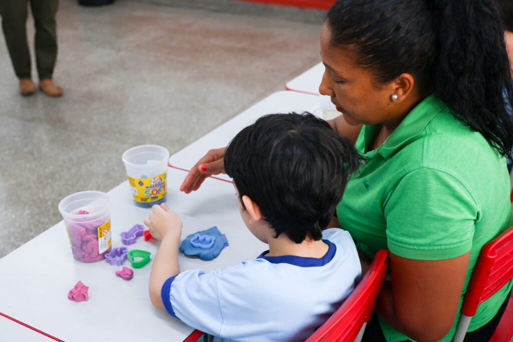 Educação do DF amplia vagas para atuação voluntária nas escolas em 2026