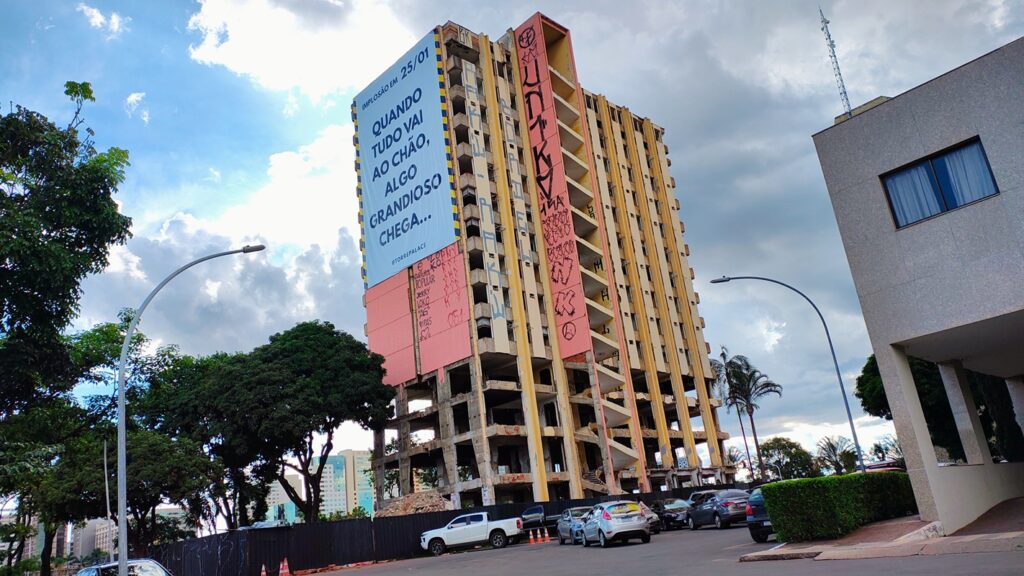 Faixa gigante toma lateral de icônico hotel que será implodido no DF