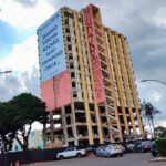 Faixa gigante toma lateral de icônico hotel que será implodido no DF