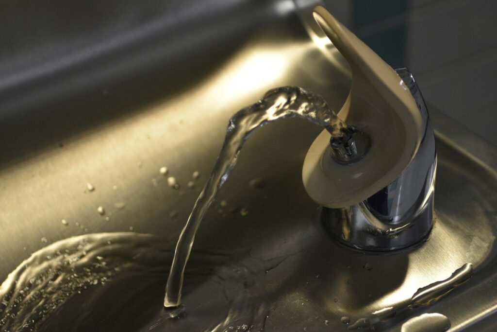 Fiscalização aponta escolas públicas sem água potável disponível no DF