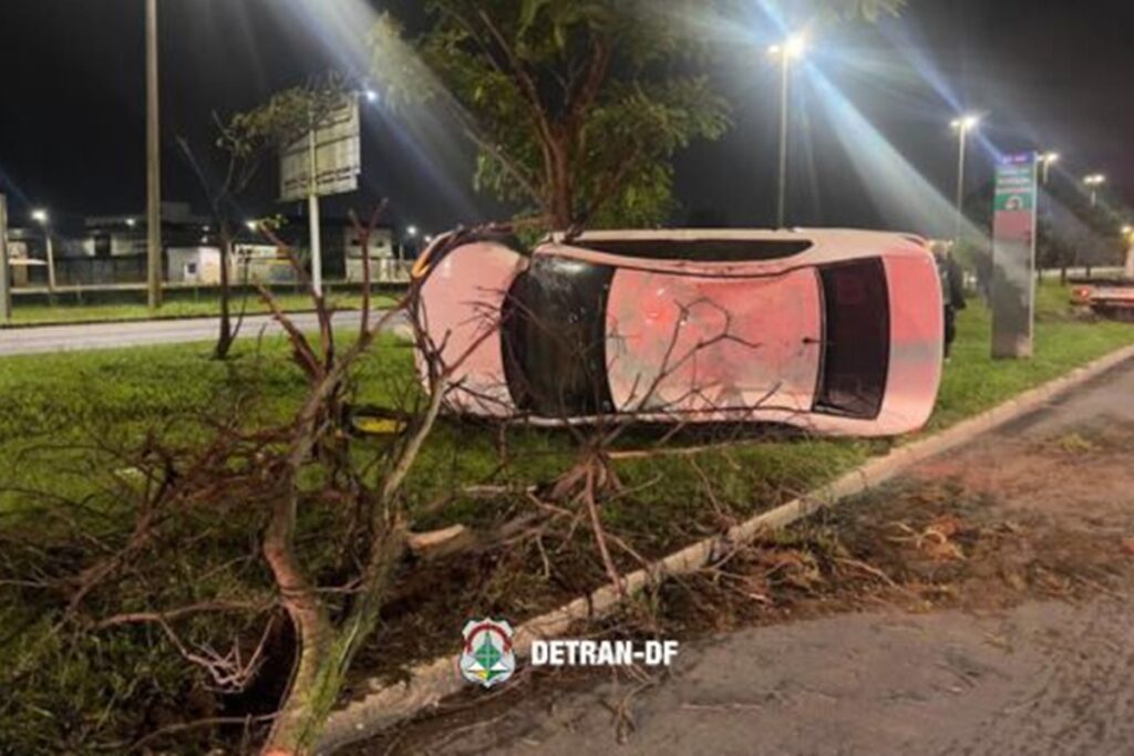 Flagrado bêbado, motorista capota carro e tem carteira cassada no DF