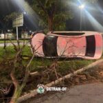 Flagrado bêbado, motorista capota carro e tem carteira cassada no DF