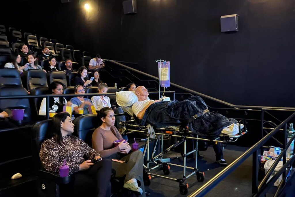 Médico internado há quase um ano ganha sessão de cinema com a família