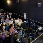 Médico internado há quase um ano ganha sessão de cinema com a família