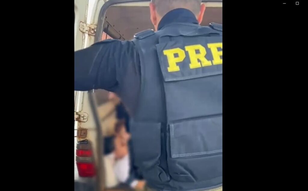 Sem CNH, motorista leva 7 pessoas em veículo com capacidade para 2