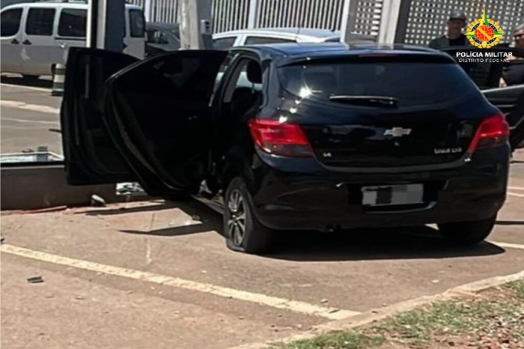 Suspeitas de roubar carro são presas após bater em muro de igreja